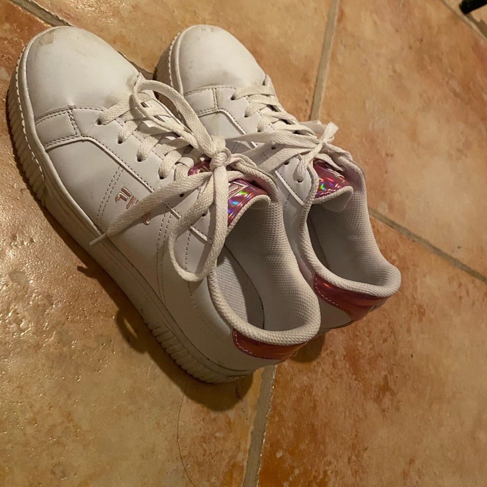 Fila white tennis shoes size 7.5